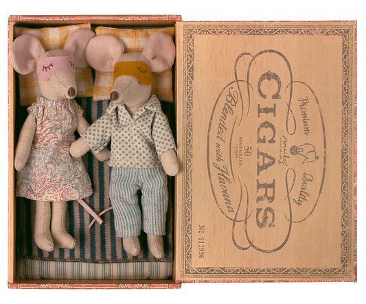 Mom & Dad Mice in Cigarbox